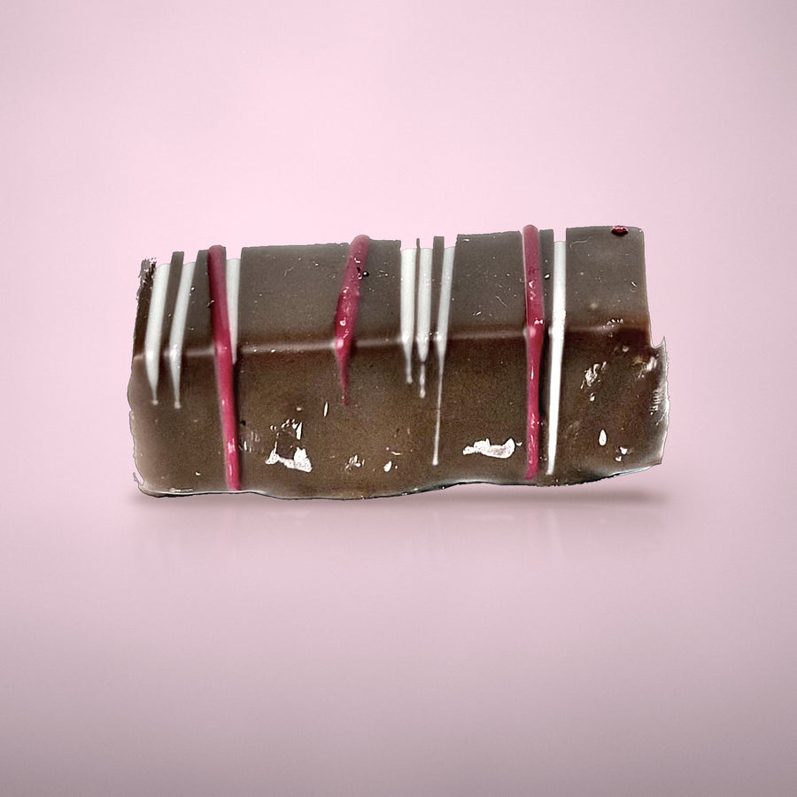 Bonbon rood fruit van By Deem Chocolaterie