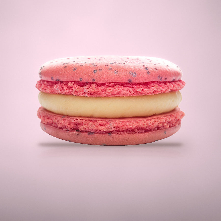 Macaron strawberry cheesecake van By Deem Chocolaterie