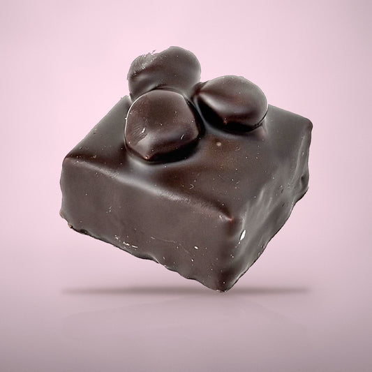 Bonbon amandel praliné puur van By Deem Chocolaterie