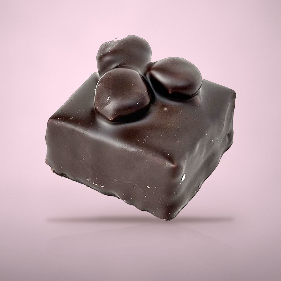 Bonbon amandel praliné puur van By Deem Chocolaterie