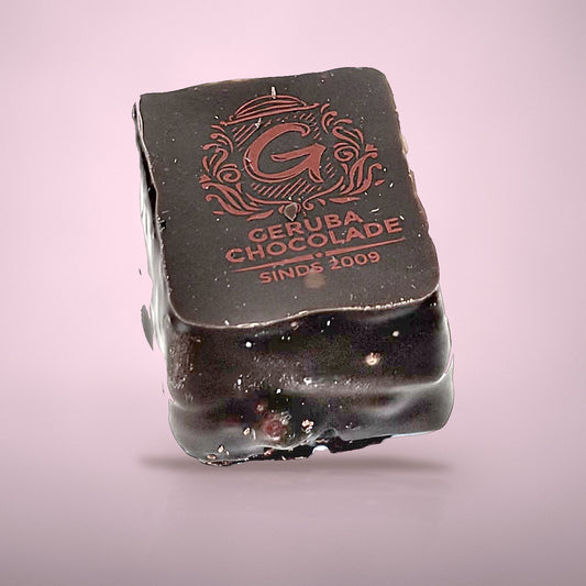 Bonbon bosaardbei zwarte peper van By Deem Chocolaterie