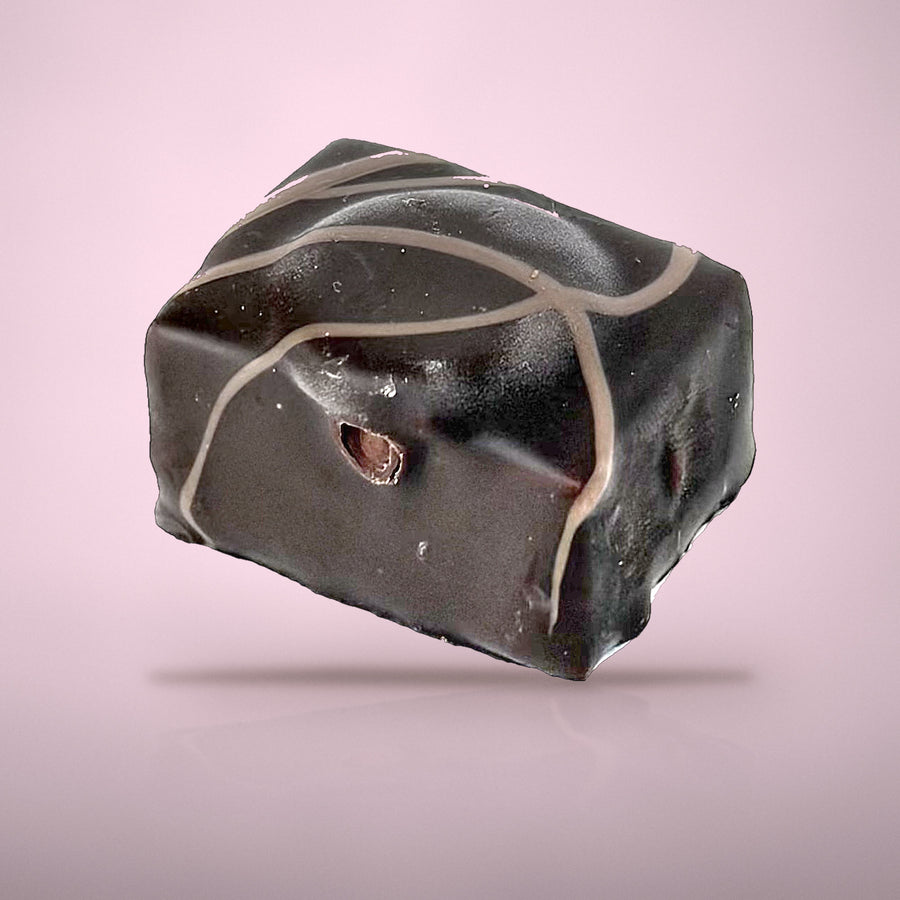 Bonbon caramel zeezout van By Deem Chocolaterie