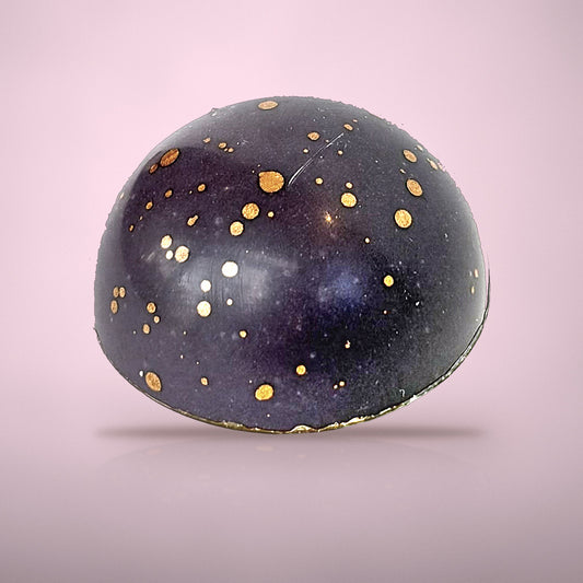 Bonbon crème brûlée pruimen van By Deem Chocolaterie