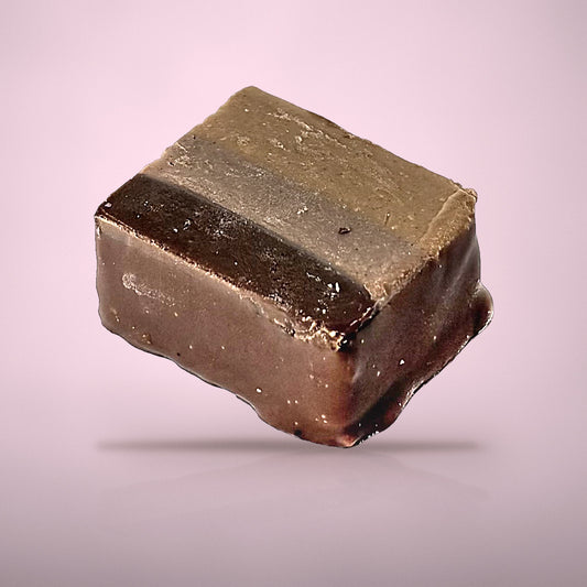 Bonbon hazelnoot praliné van By Deem Chocolaterie