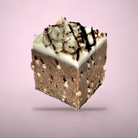 Bonbon hazelnoot rijstcrisp van By Deem Chocolaterie