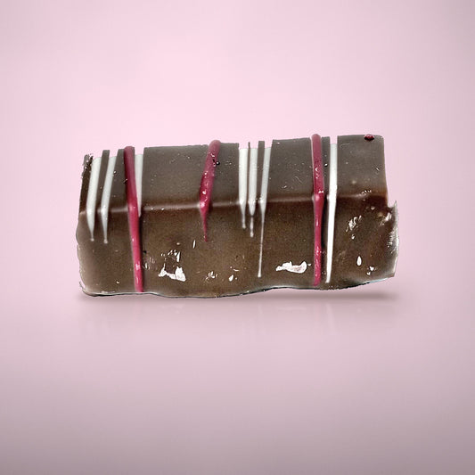 Bonbon rood fruit van By Deem Chocolaterie