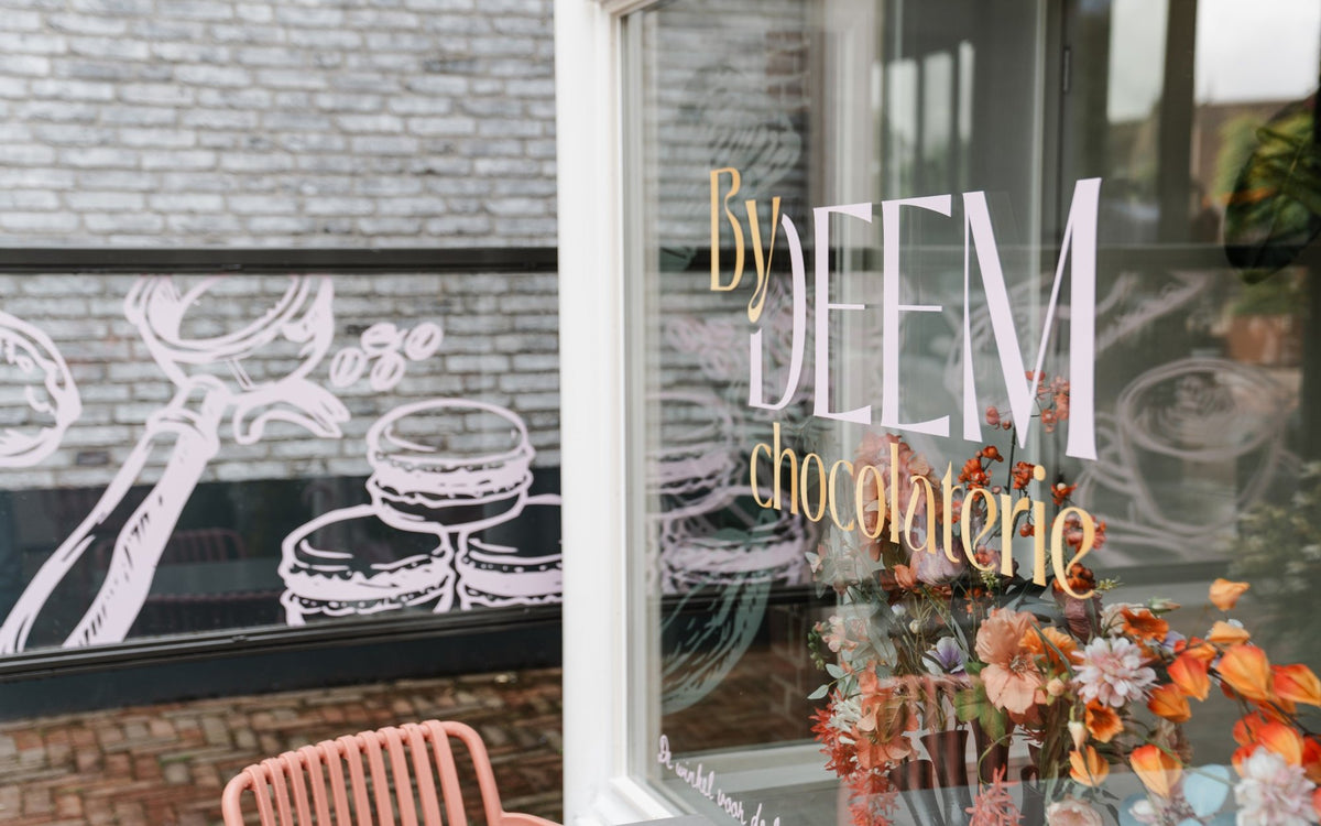 Het raam van By Deem Chocolaterie aan de Hogestraat in Druten